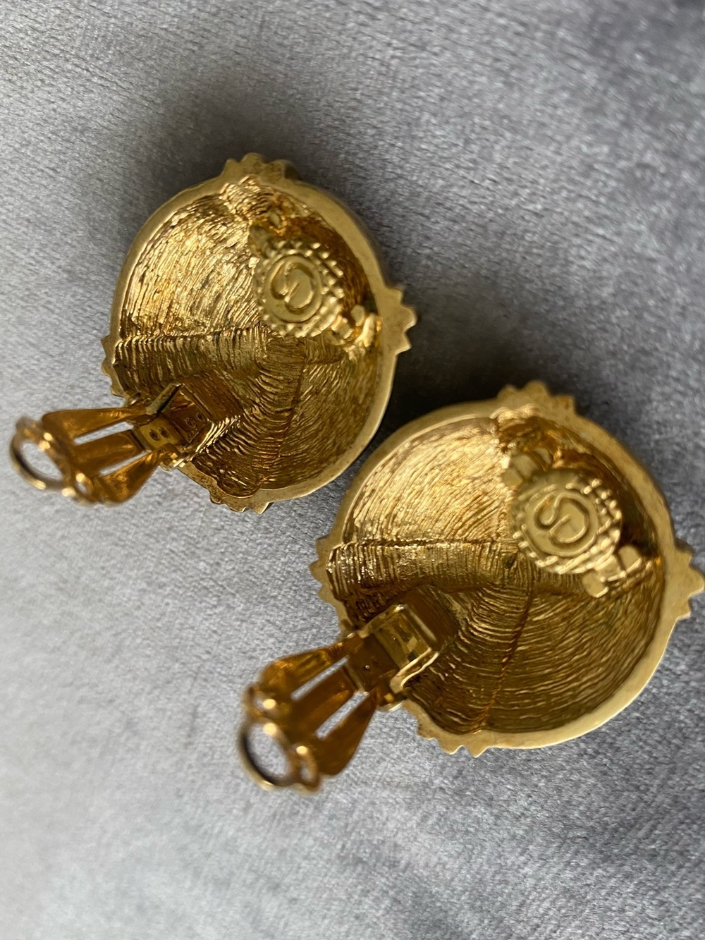 ST. JOHN Rhinestone clip earrings - Picture 3 of 7